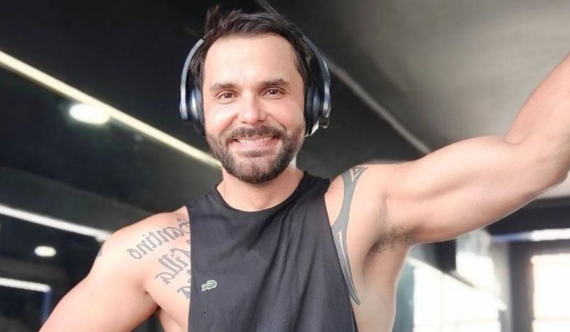 Álvaro Ballero muestra orgulloso al nuevo integrante de su familia