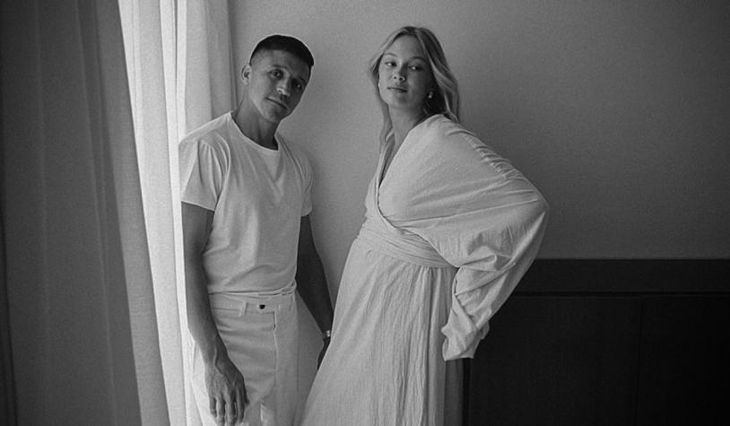 Alexis Sánchez y Alexandra Litvinova 