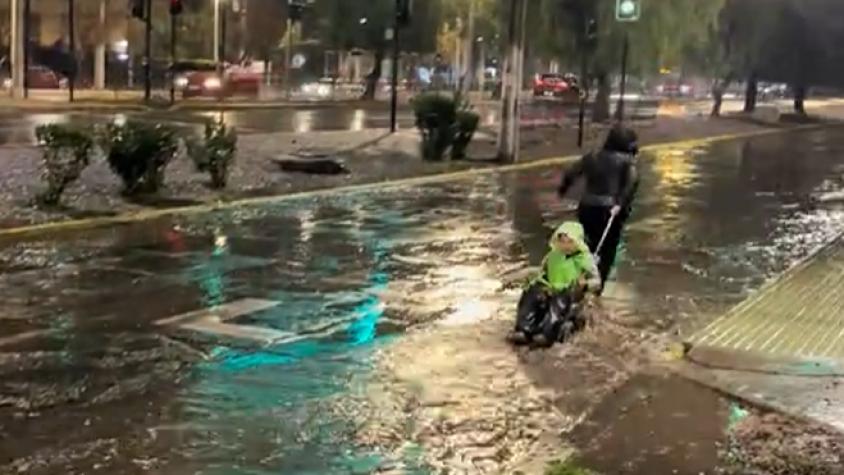 Adorable video de niño jugando bajo la lluvia se viraliza en TikTok Adorable video de niño jugando bajo la lluvia se viraliza en TikTok