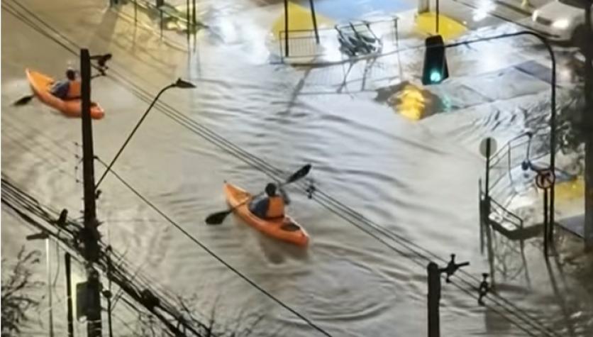 Se viralizó video de kayakistas en las calles de La Florida - @elementalr