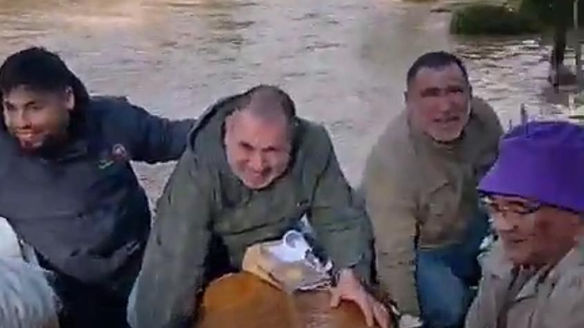 Grupo en Penco se hace viral después de trasladar ataúd en un bote: “Juanito no se va...” Grupo en Penco se hace viral después de trasladar ataúd en un bote: “Juanito no se va...”