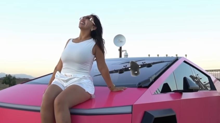 Naya Fácil y su auto - Instagram @naya_facil