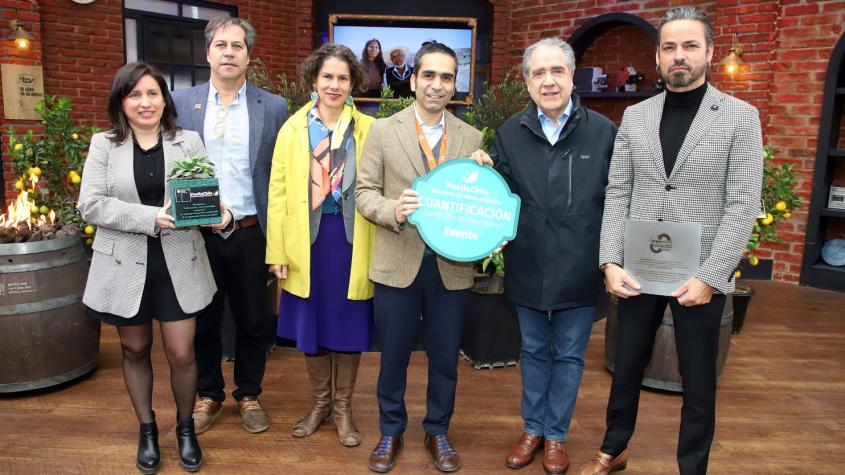 Equipo de 13C, Cristián Nuñez y Carlo Von Mühlenbrock recibiendo reconocimiento de la Ministra del Medio Ambiente - Canal 13