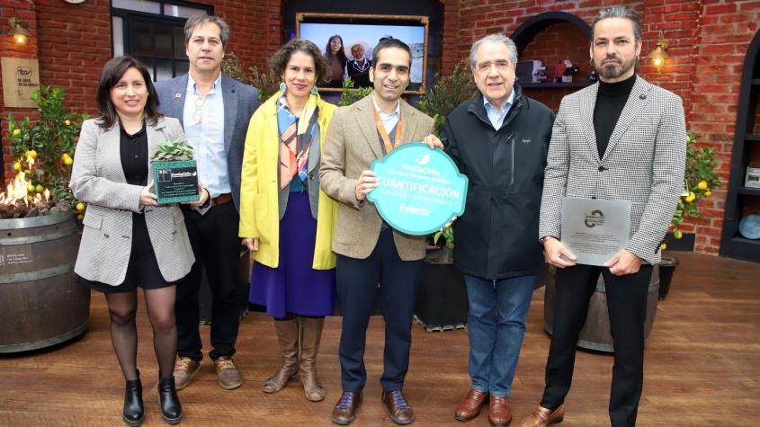 Equipo de 13C, Cristián Nuñez y Carlo Von Mühlenbrock recibiendo reconocimiento de la Ministra del Medio Ambiente - Canal 13 