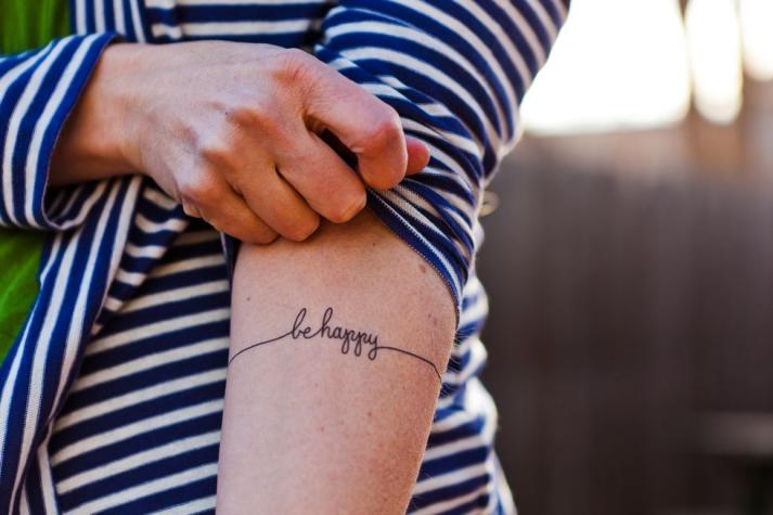 Los tatuajes de palabras son lo último en tendencia