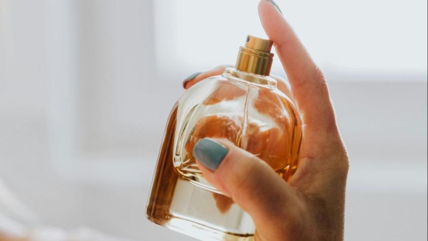 Errores comunes al aplicar tu perfume: Conoce cómo hacer que tu fragancia dure todo el día