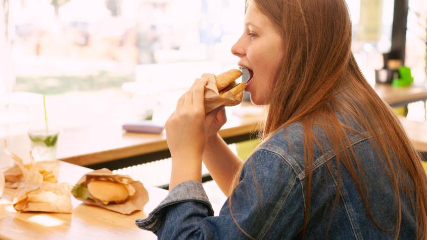 El boom de las inyecciones para adelgazar y la obesidad: psicóloga explica la relación con el hambre emocional