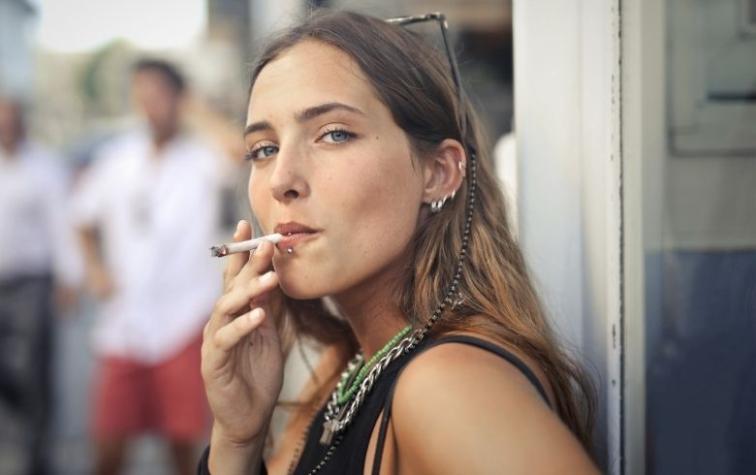 Estudio asegura que fumar es más mortal para las mujeres que para los hombres