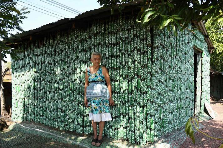 La mujer que construyó su propia casa con botellas de plástico
