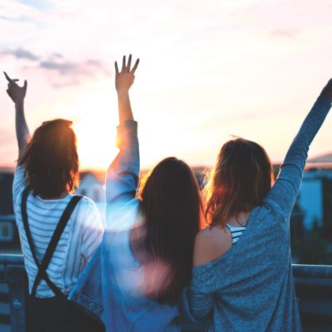 Viajar con amigas mejorará tu salud mental, según estudio