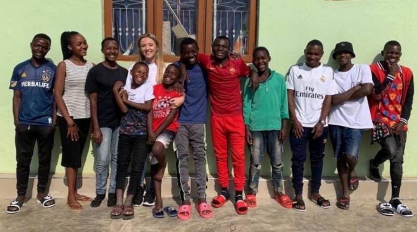 Con sólo 26 años acogió a 14 niños tras ver los abusos de un orfanato en África