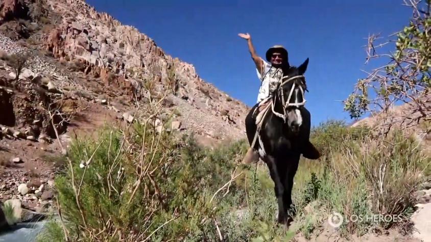 Profesora viaja 8 horas a caballo para ir a enseñar a las casas de sus alumnos sin Internet