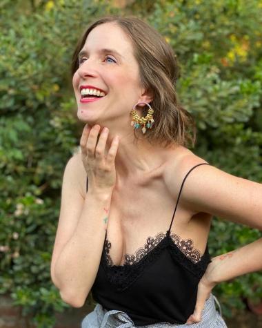 Alison Mandel hace divertida reflexión sobre el baño como refugio de las madres