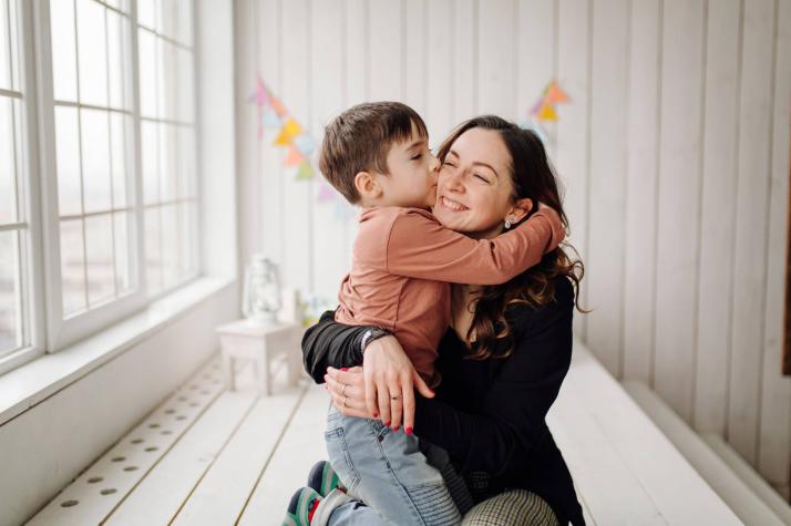 Mujeres que eligen ser madres solteras tendrían mucho más apoyo que las en pareja