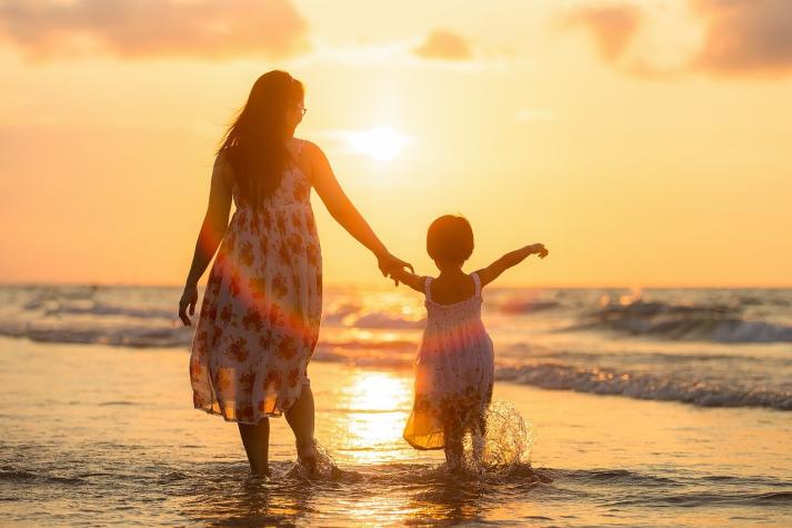 Estudio: madres solteras tienen más tiempo de ocio y duermen más que las casadas