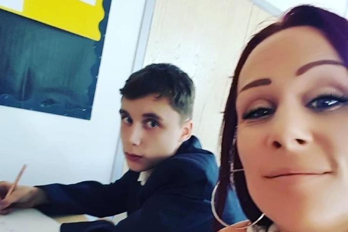 Madre se sienta junto a su hijo en clases para que no sea más insolente con sus maestros