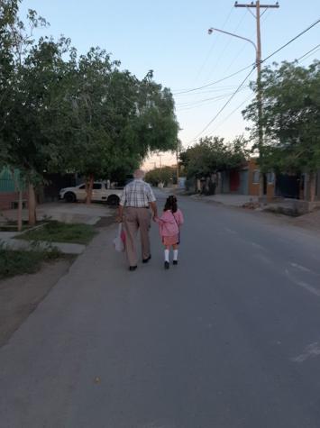 Madre no podía ir con su hija a su primer día de clases y su bisabuelo llegó al rescate