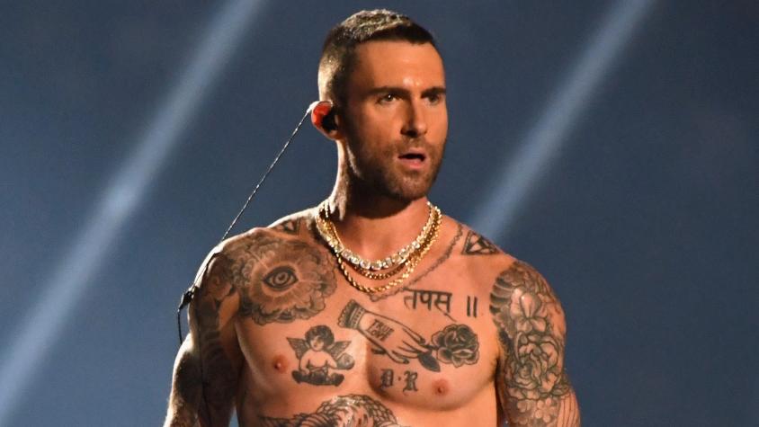 Adam Levine posa con vestido rosa junto a sus hijas y esposa