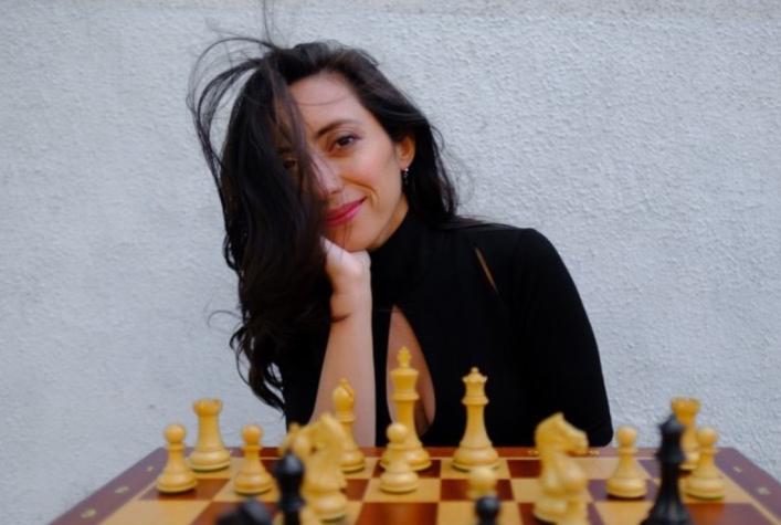 Tetracampeona enseña ajedrez a niños del Sename: mira cómo puedes ayudar
