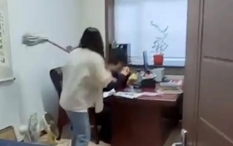 Video de mujer golpeando con el trapero a su jefe por acosarla se hace viral