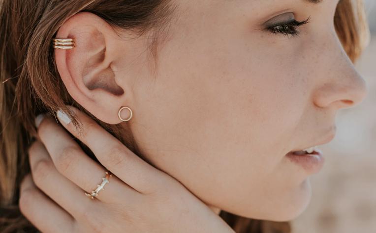 "Ear Cuff": el piercing de oreja que no perfora y que es trend