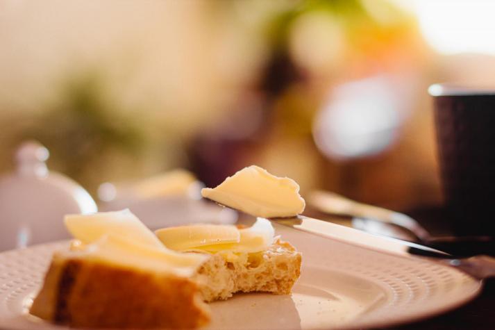 Madre hizo mantequilla con su leche materna y su esposo la comió con tostadas