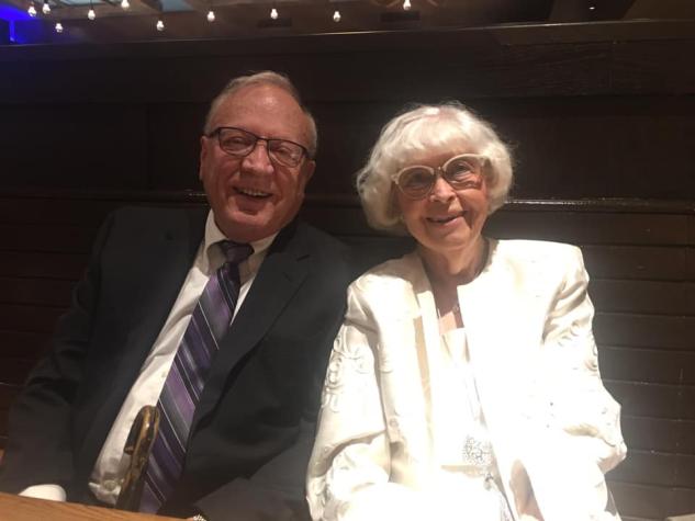 Mujer de 90 años cumple el último deseo de su fallecido esposo y se casa con mejor amigo de él