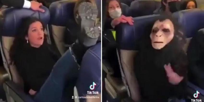  Mujer se niega a utilizar mascarilla en avión y usa máscara de mono y video se vuelve viral