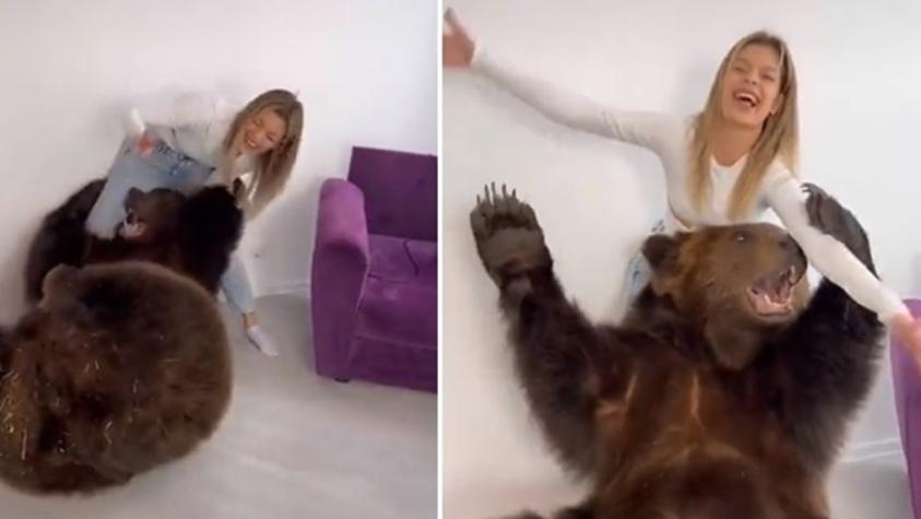  Influencer rusa es investigada por llevar un oso a su departamento para “entretener” a su hijo