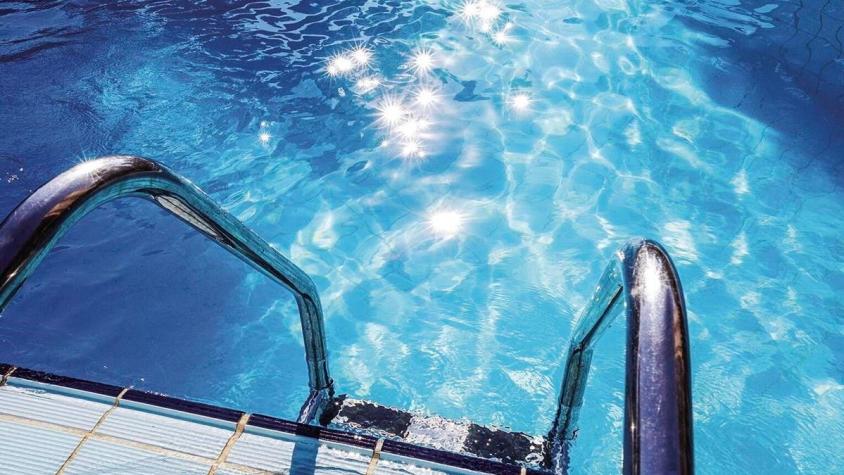 Niña de 6 años muere tras salir de piscina en paseo familiar en Santiago