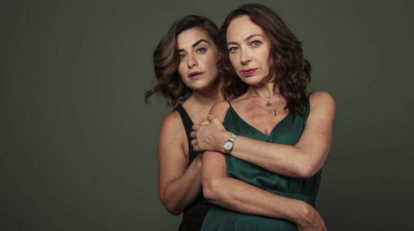 Ingrid Cruz y Patricia Rivadeneira protagonizaron sorpresivo beso en los Premios Caleuche 2022