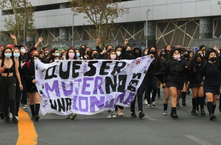 Estudiantes secundarias marcharon hasta el Mineduc por casos de violencia sexual 