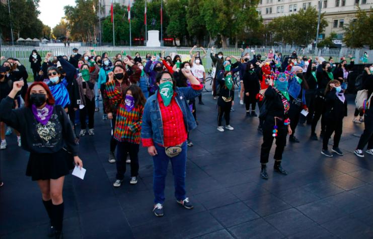 "Super lunes feminista": Manifestación frente a La Moneda a un día de la conmemoración del Día de la Mujer