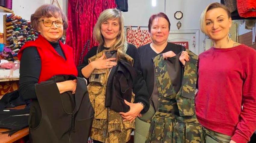 De vestidos de lujo a chalecos antibalas: Diseñadores ucranianos se dedican al ejército