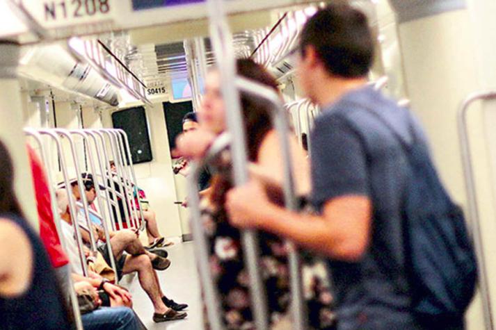 La insólita denuncia de una joven por sujeto que se masturbó detrás de ella en el Metro