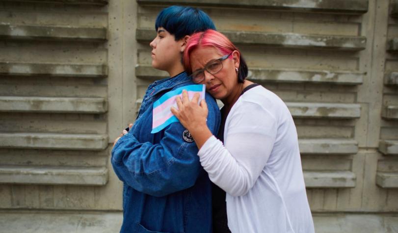 Madre se convirtió en activista LGBTIQ+ para apoyar a su hijo transgénero: "Por él haría lo que fuera"