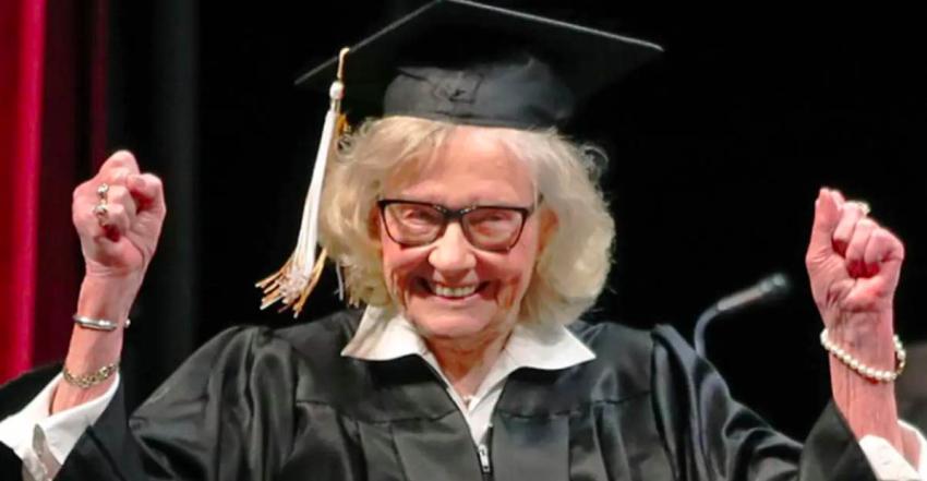 Mujer de 84 años retomó sus estudios y se graduó 7 décadas después de dejar la universidad