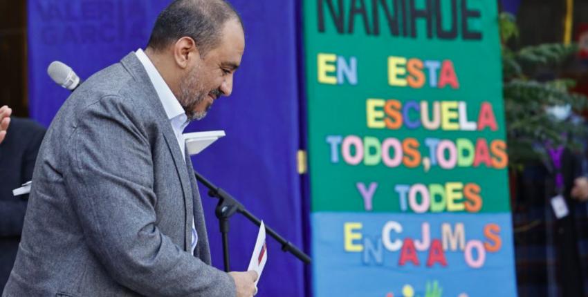 "Les niñes": Ministro de Educación defiende el lenguaje inclusivo pese a las críticas