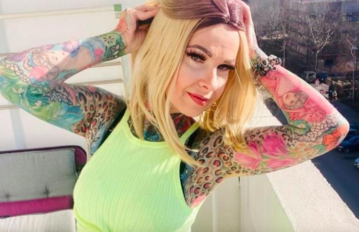 Mujer de 57 años con el cuerpo completamente tatuado muestra su cambio de imagen en 30 años