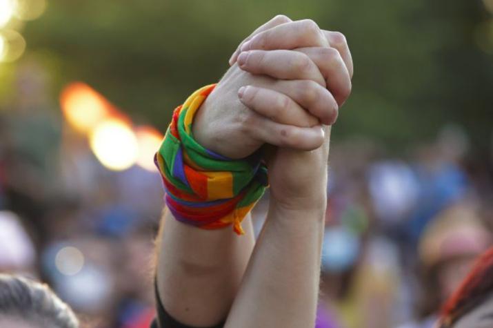 El apoyo de un solo adulto reduce un 40% la probabilidad de suicidio en jóvenes LGBTIQ+