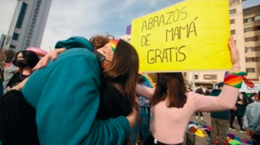 "Solo necesitan amor": Madre salió a repartir abrazos y emocionó a los asistentes de la Marcha del Orgullo
