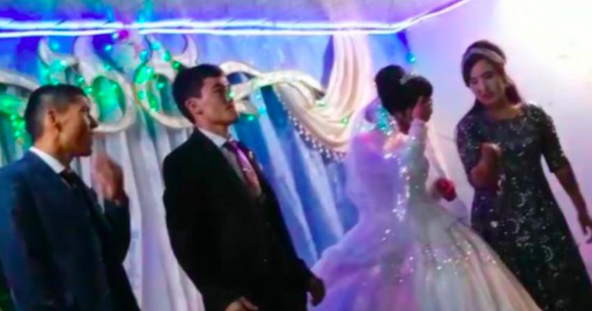 ¡Indignante! Video capta a novio golpeando a su esposa en plena boda tras perder juego 