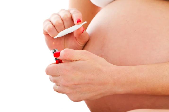 Por qué el consumo de marihuana durante y después del embarazo afecta la salud de los bebés