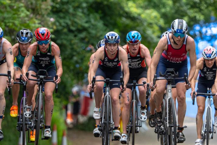 Mujeres trans de Reino Unido no podrán competir en triatlones femeninos