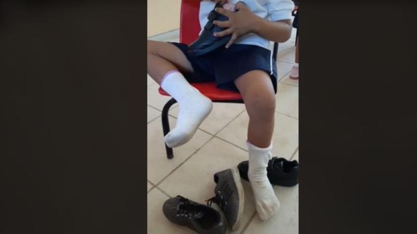 Conmovedor video de profesora que le regala zapatos nuevos a su alumno tras verlo llegar con unos rotos 