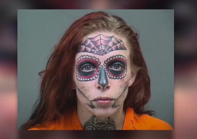 Mujer que tatuó su cara como una calavera por una relación tóxica, está en proceso de borrar su tatuaje