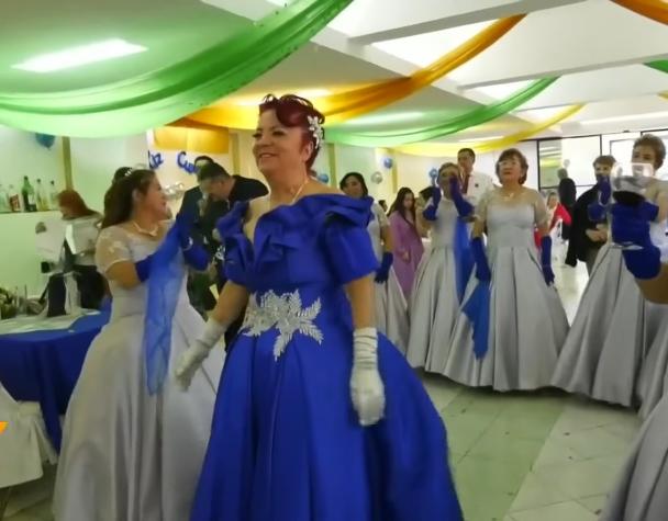 Mujer de 70 años celebra su cumpleaños con fiesta de quinceañera