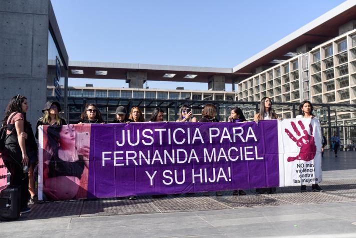 Hermana de Fernanda Maciel acusa estrategia de la defensa por suspensión del juicio contra Felipe Rojas