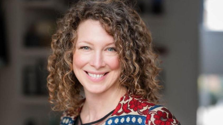 Mujer buscó información sobre su mamá biológica y descubrió algo inesperado: "Mi madre fingió su propia muerte"