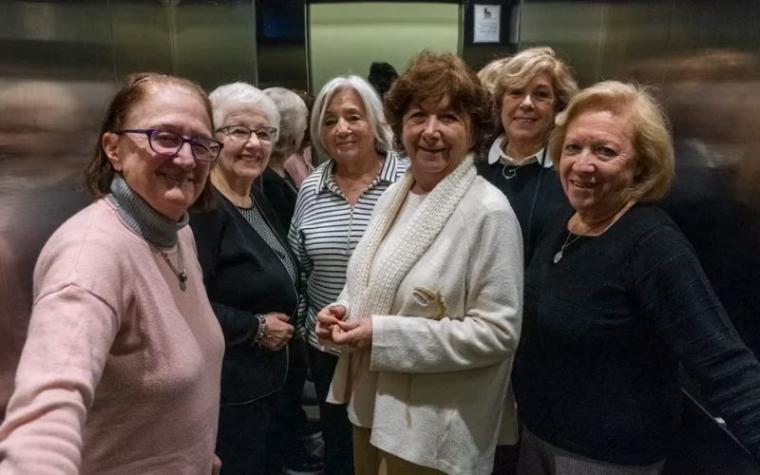 Un grupo de seis amigas inseparables cuentan su historia tras más de 60 años de amistad 
